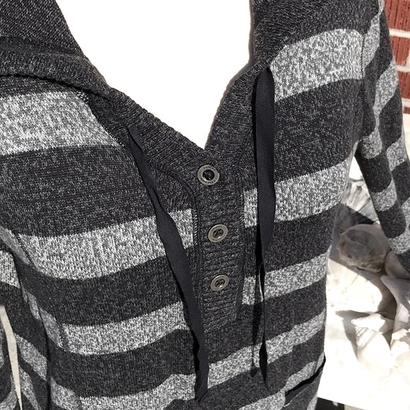 NWOT Tommy Hilfiger Light Grey and Dark Grey Striped Hooded Sweater Size Medium - Picture 3 of 15